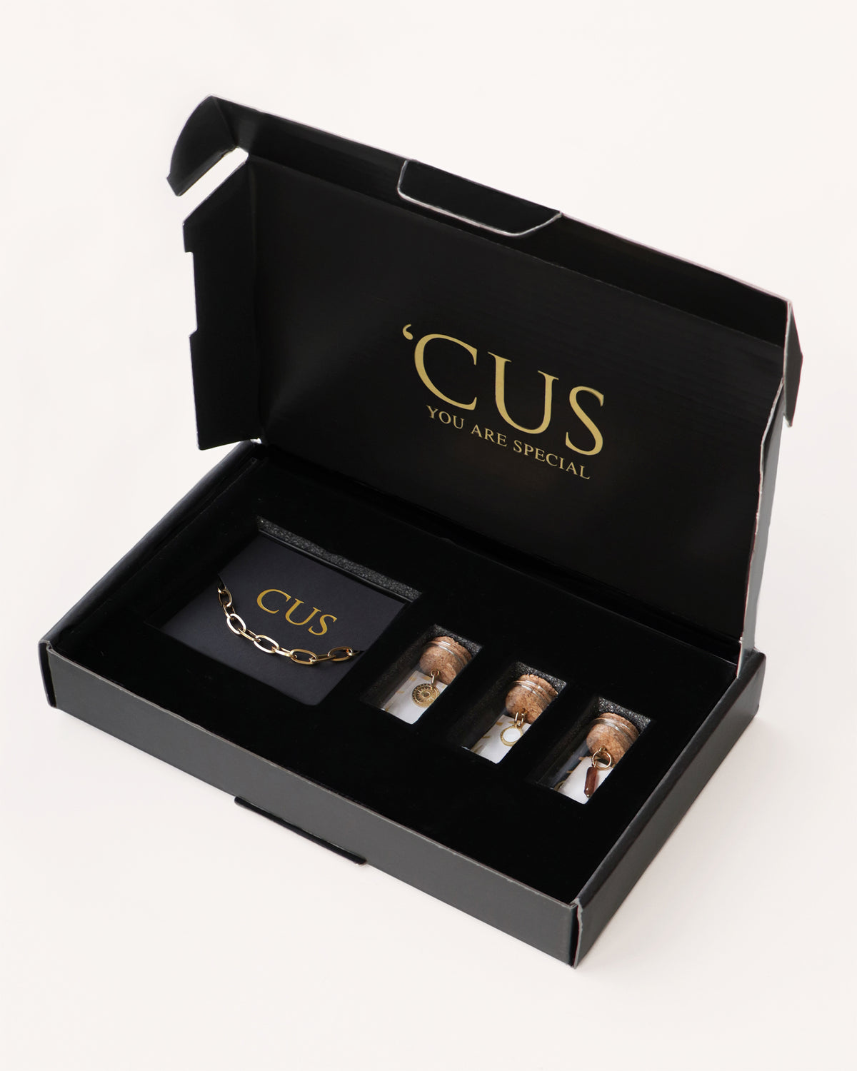 CUS-Geschenk | Armbänder Yara mit drei Anhängers Gold